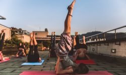 pratica de yoga ao ar livre